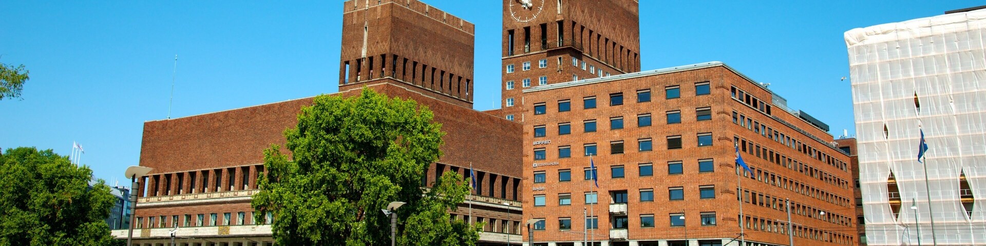 Oslo City Centre which includes a square or plaza