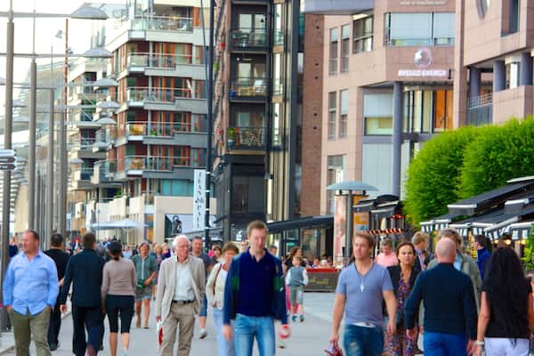 Aker Brygge som visar gatuliv och en stad sÄvÀl som en stor grupp av mÀnniskor