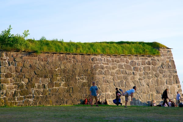 Festung Akershus sowie kleine Menschengruppe