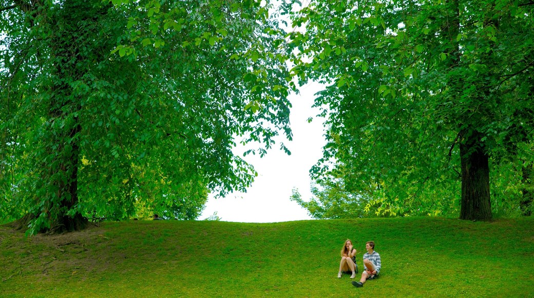 Fortaleza Akershus mostrando un jardín y también una pareja