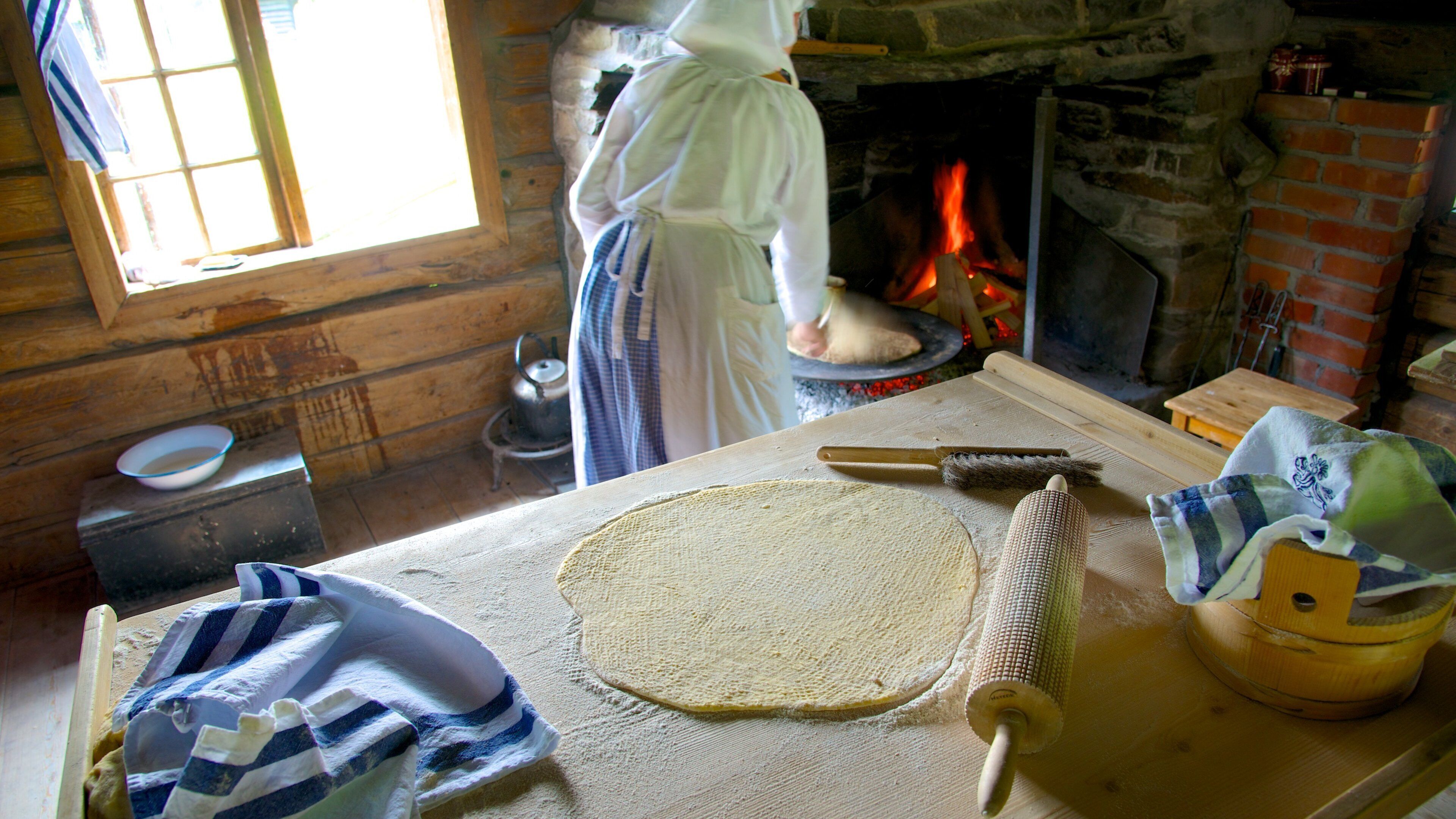 ノルウェー民俗博物館 フィーチャー 食べ物 と 屋内の眺め 及び 女性 (個人)