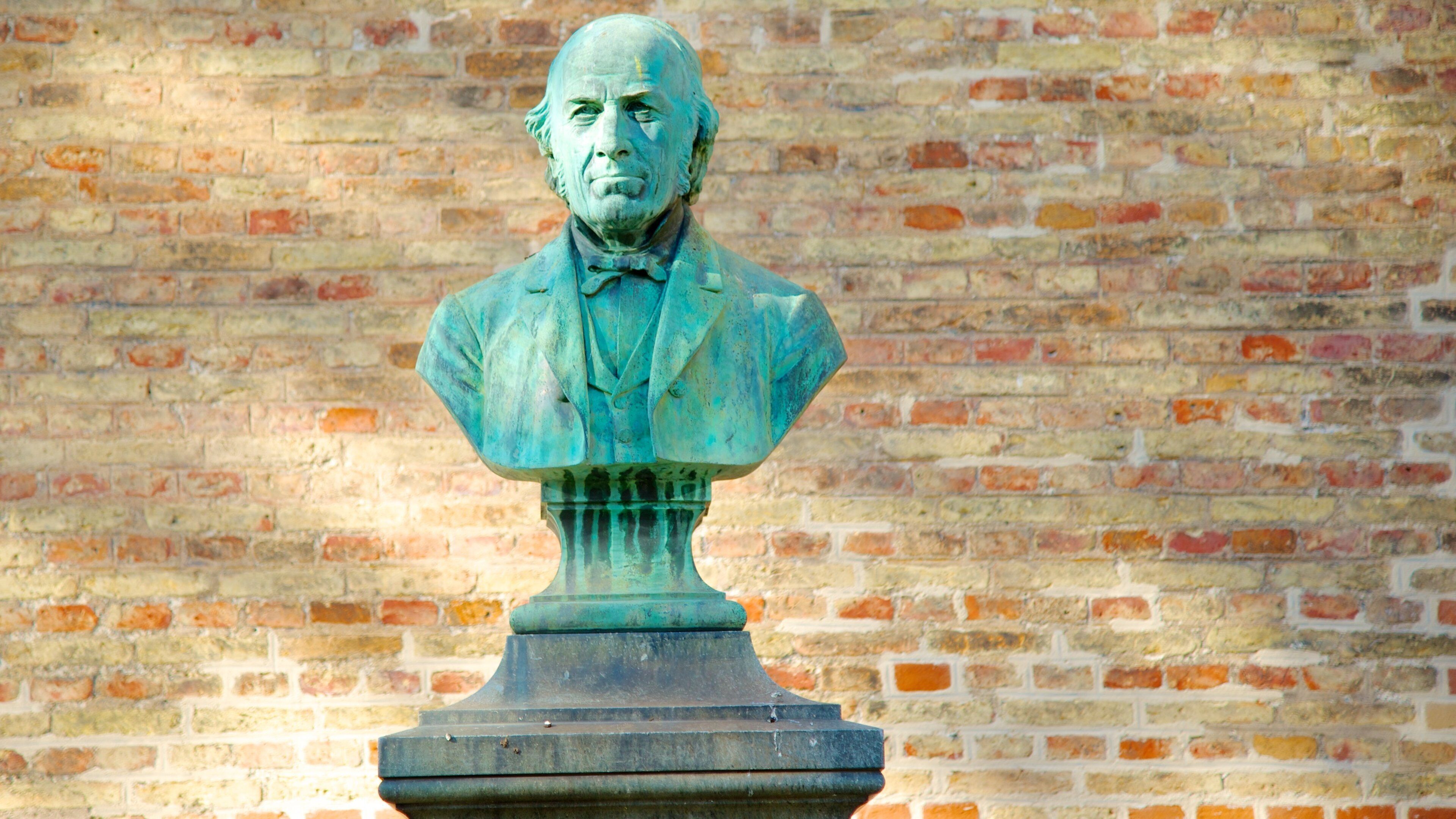 Oslo Cathedral showing religious elements, a church or cathedral and a statue or sculpture