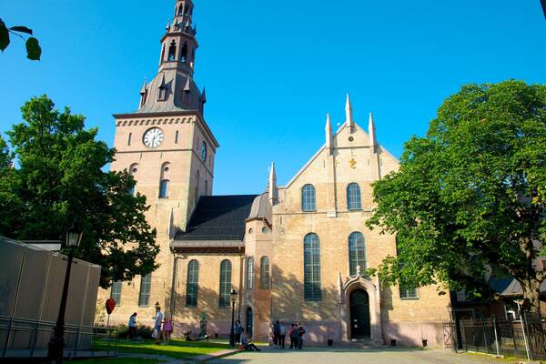 Eine historische Kirche mit einem markanten Glockenturm und einem großen Rundbogenportal.