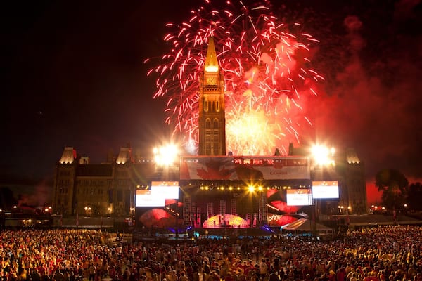 Parliament Hill welches beinhaltet Nachtleben, Performance-Kunst und bei Nacht