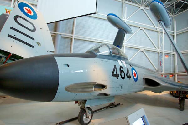 Canada Aviation and Space Museum mit einem Flugzeug und Innenansichten