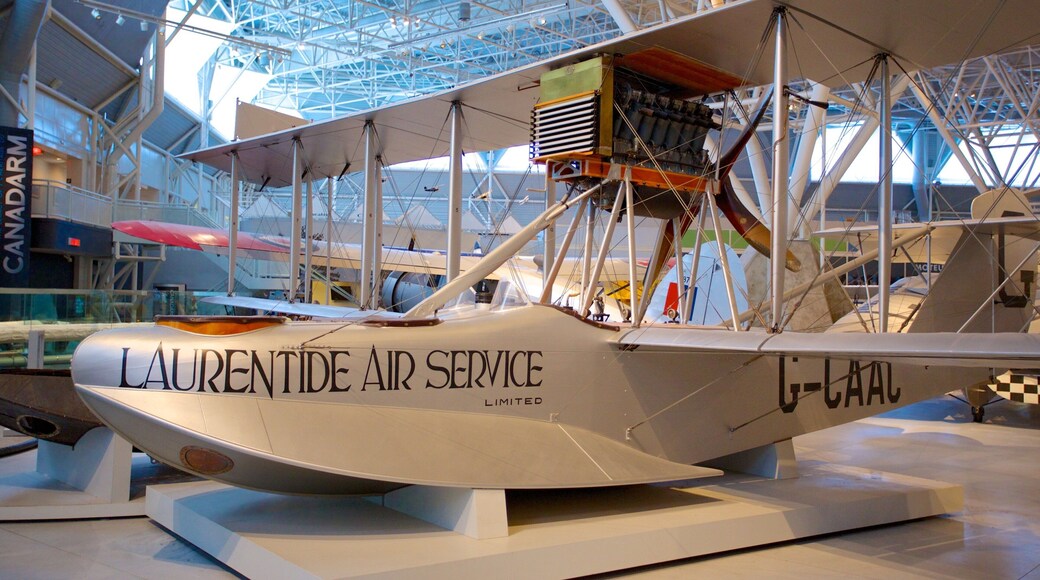 Musée de l\'aviation et de l\'espace du Canada montrant scÚnes intérieures et aéronef