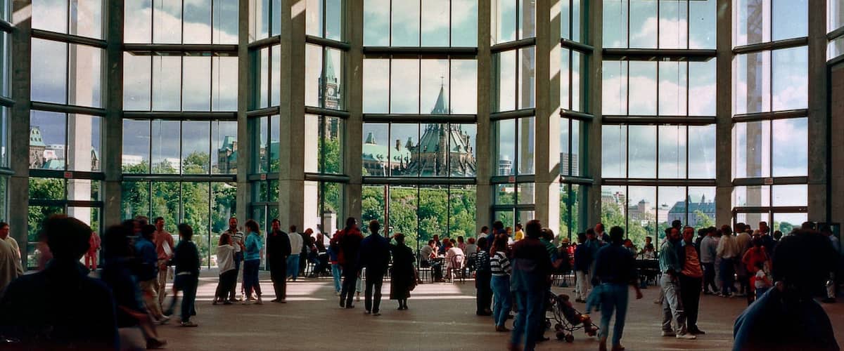 National Gallery of Canada que incluye vistas interiores y también un gran grupo de personas