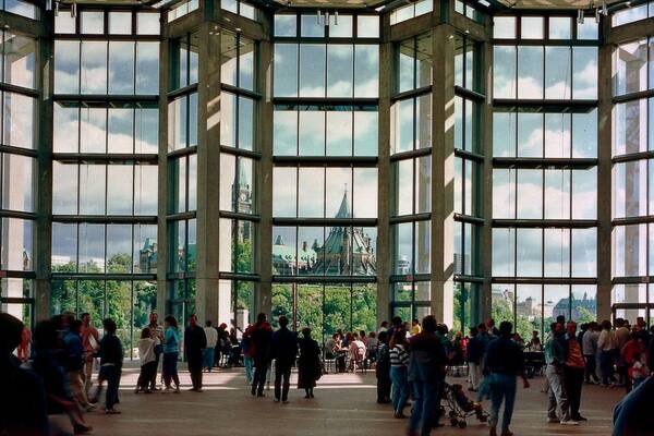 Musée des beaux-arts du Canada montrant vues intérieures aussi bien que important groupe de personnes