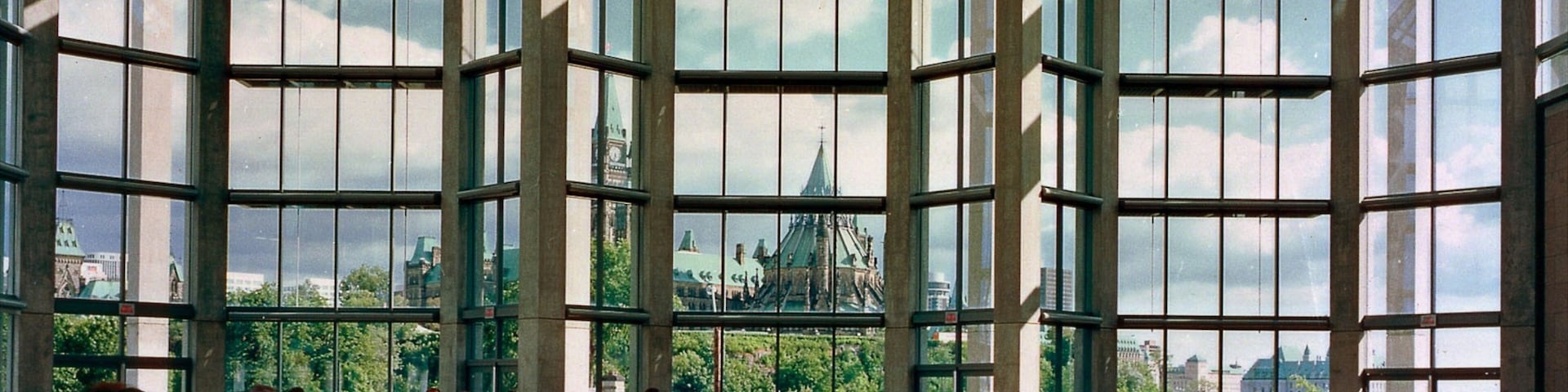 National Gallery of Canada ofreciendo vista interna y también un gran grupo de personas