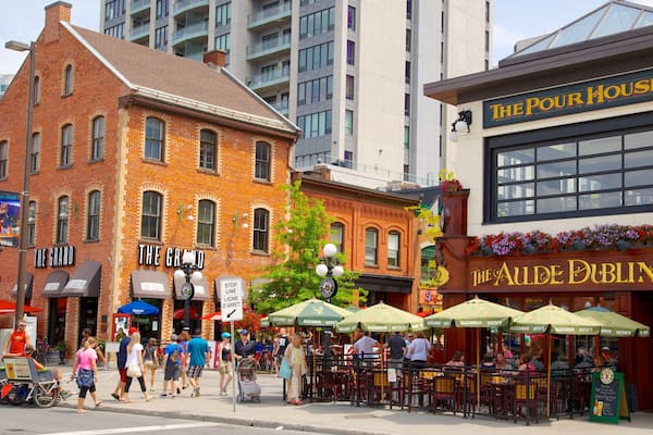 Byward Market welches beinhaltet Straßenszenen, Märkte und Essen im Freien
