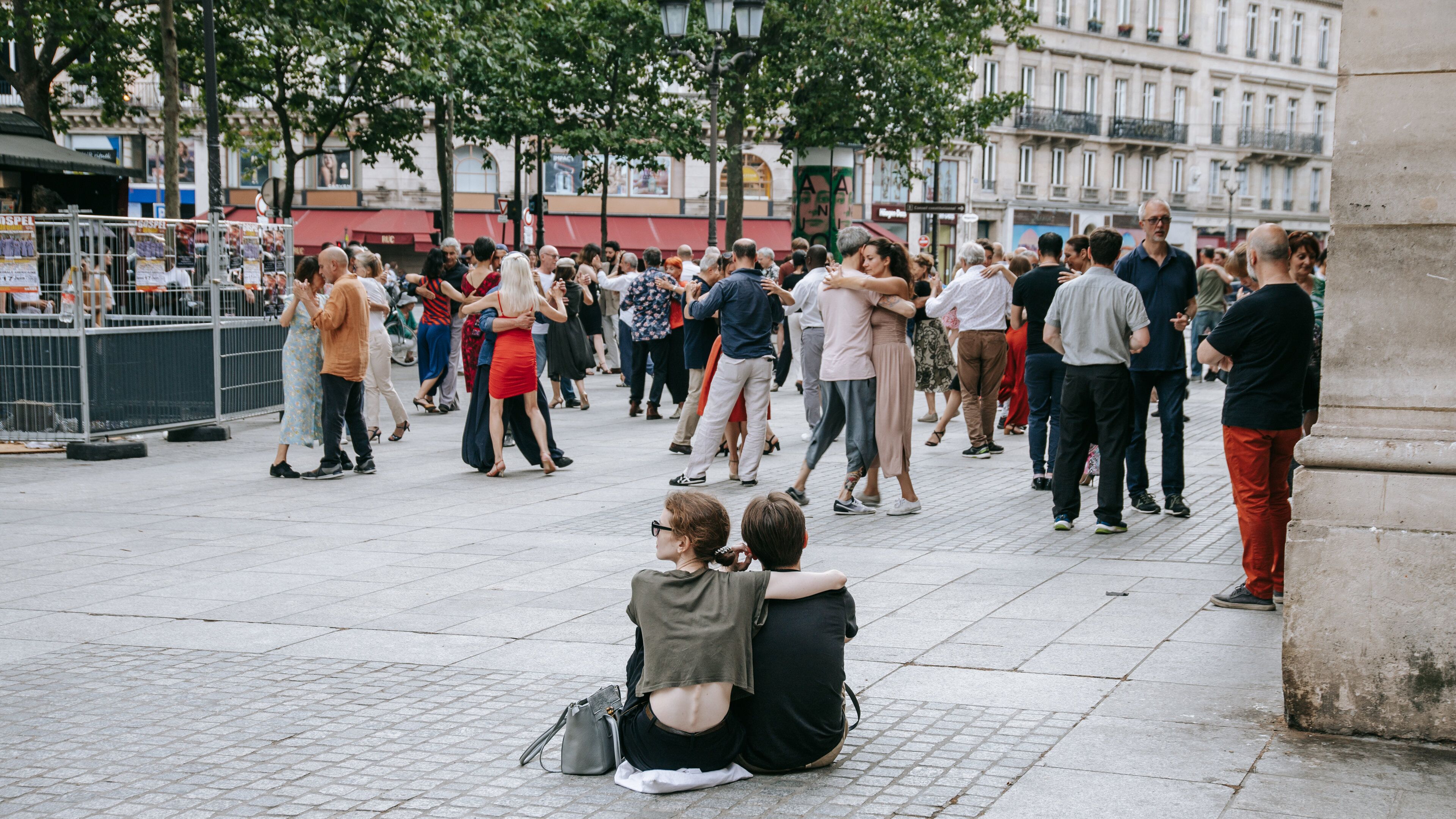Palais Royal showing street performance, street scenes and performance art