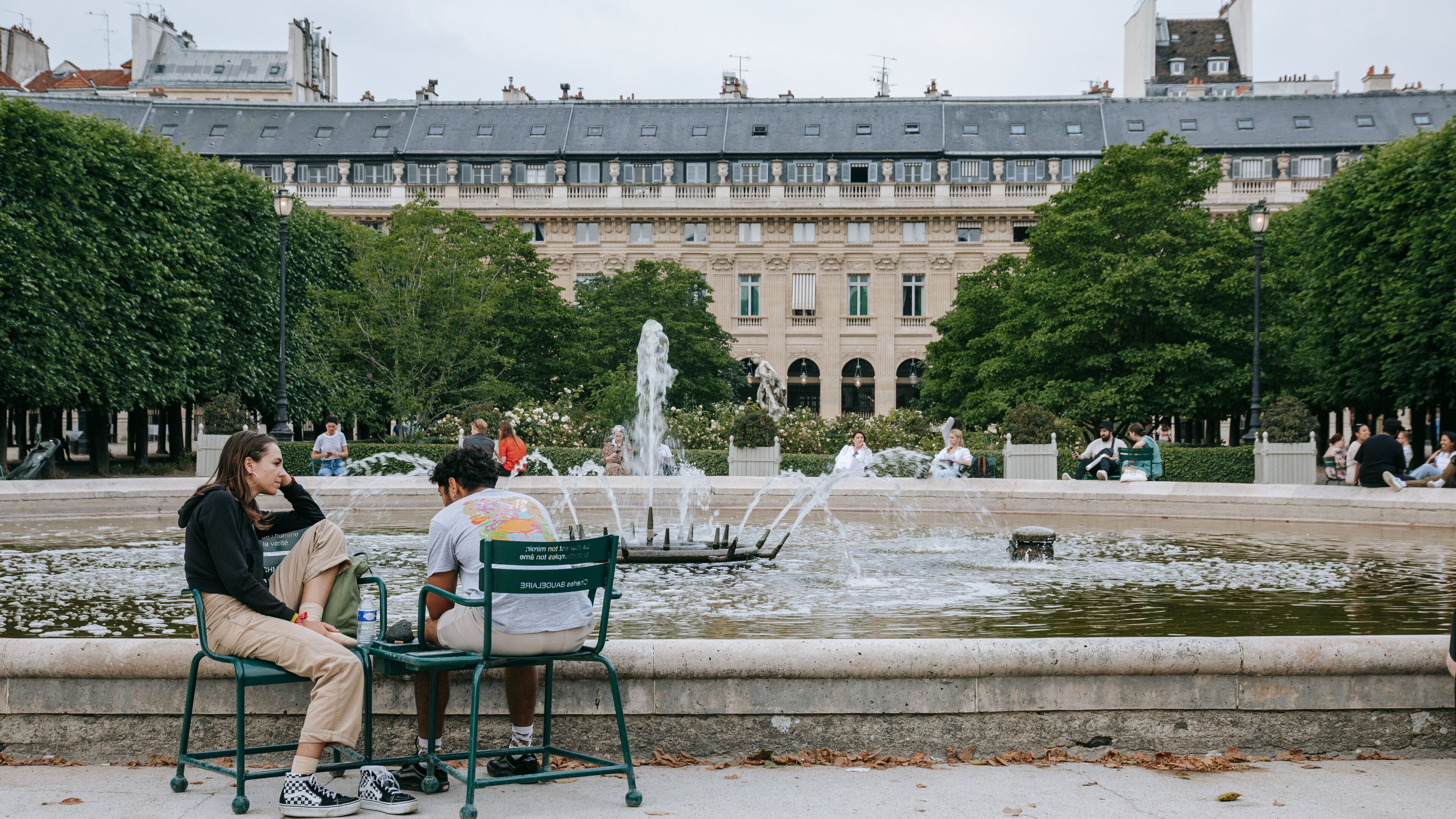 Palais Royal showing a fountain as well as a couple