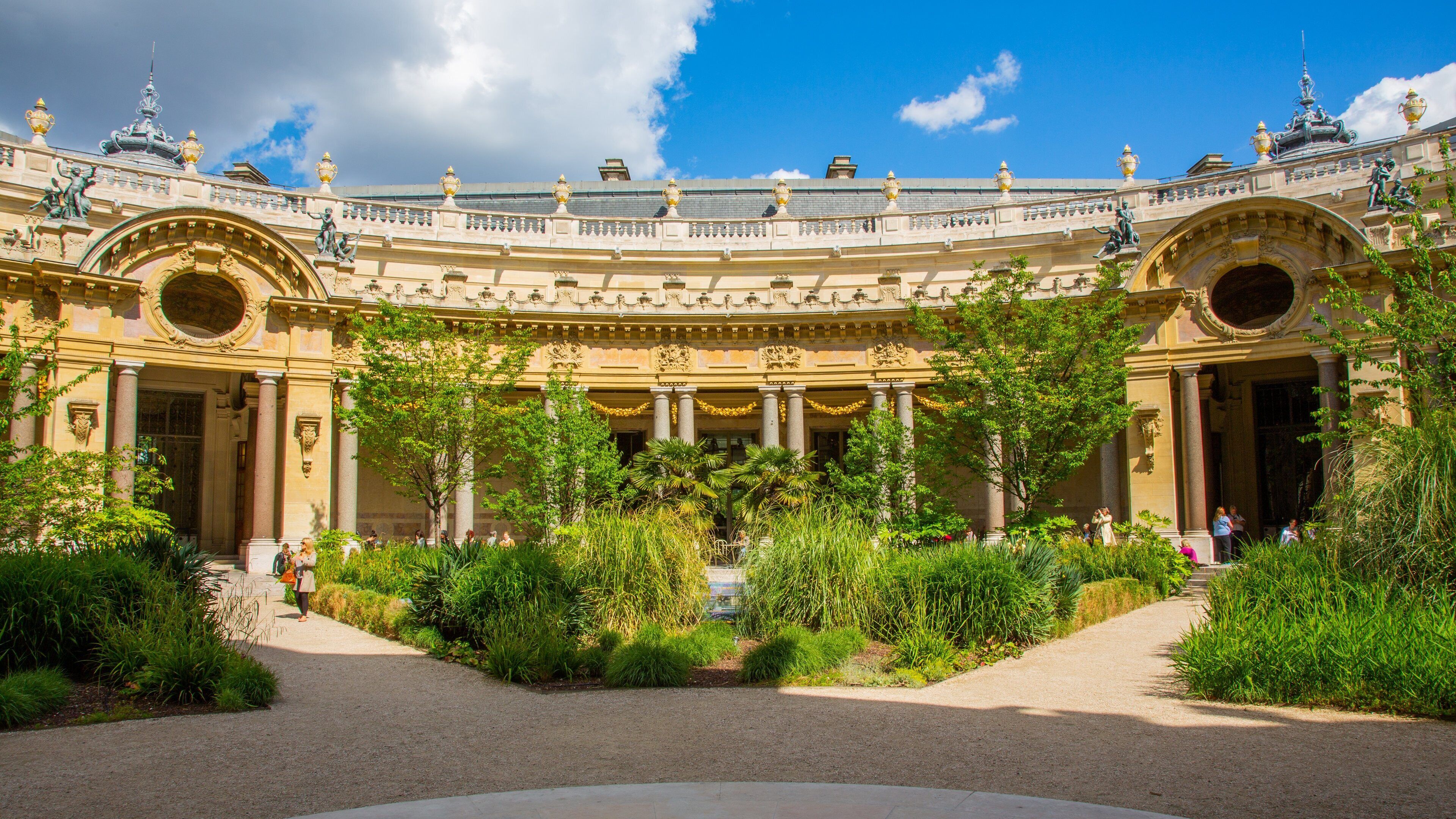 Petit Palais showing heritage elements and a garden