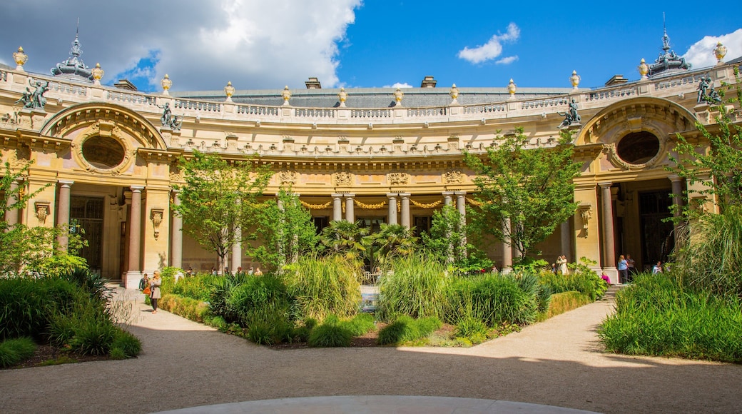 Petit Palais showing heritage elements and a garden