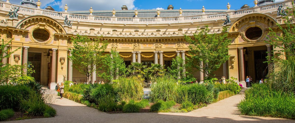 Petit Palais showing heritage elements and a garden