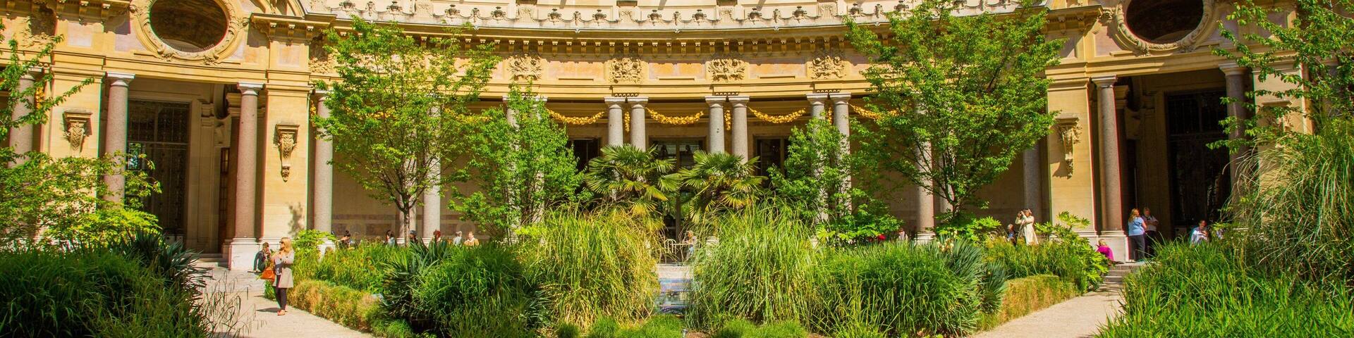 Petit Palais showing heritage elements and a garden