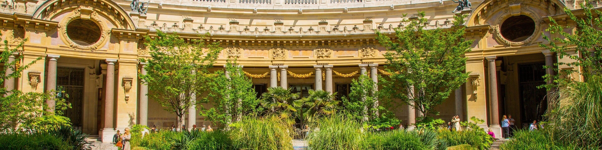 Petit Palais showing heritage elements and a garden