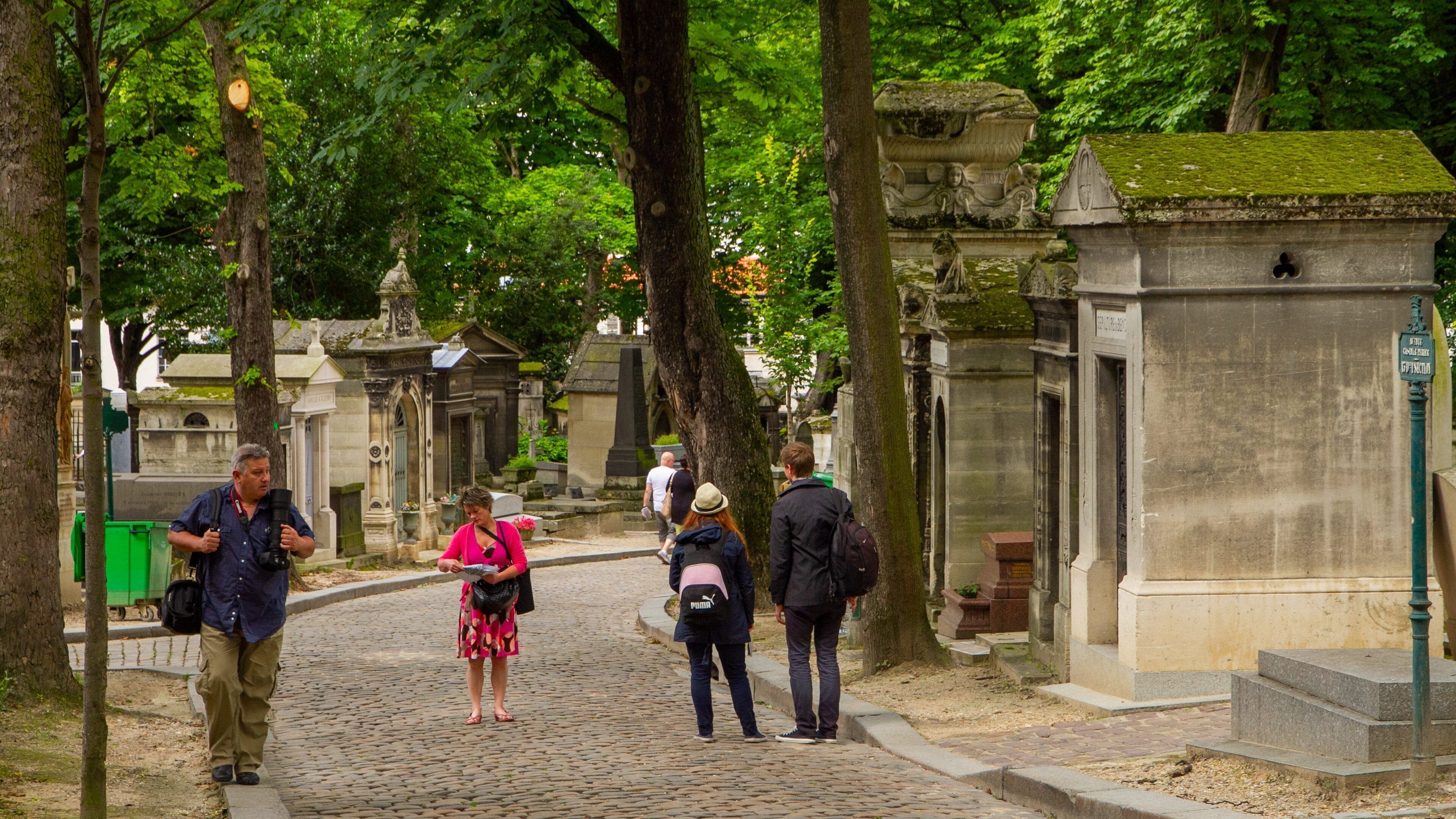 Pere Lachaise Cemetery showing a cemetery and street scenes