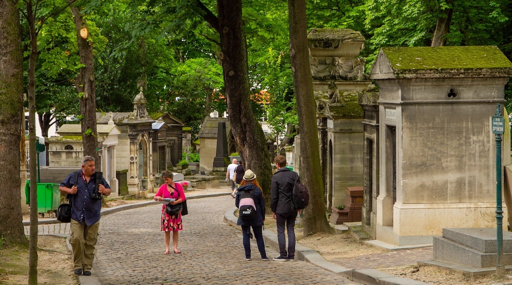 Pere Lachaise Cemetery showing a cemetery and street scenes