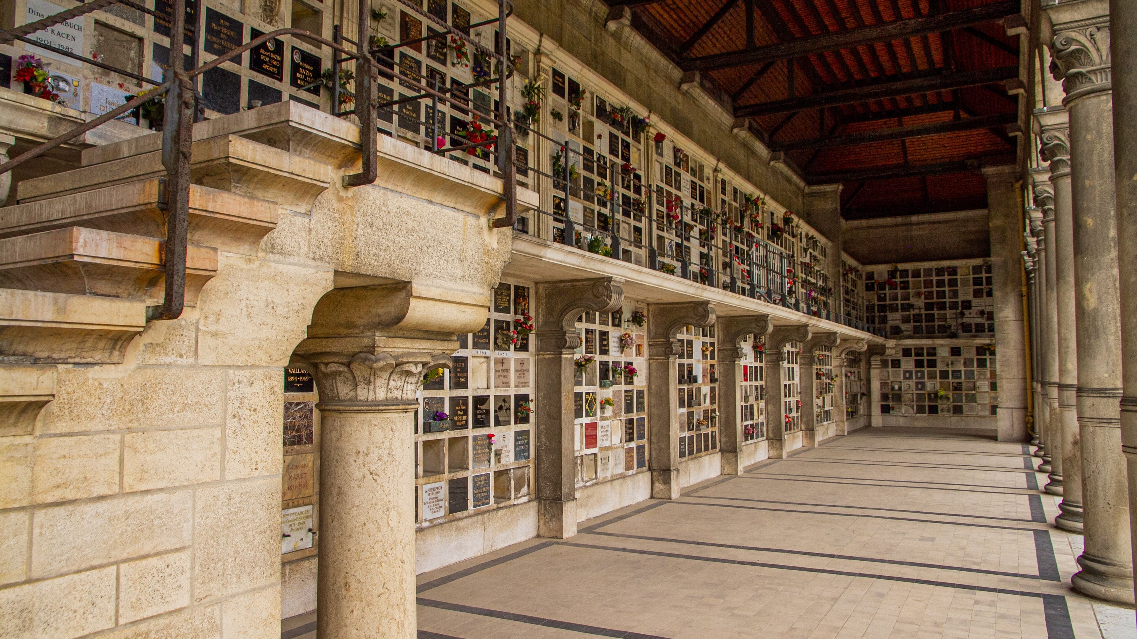 Pere Lachaise Cemetery featuring interior views