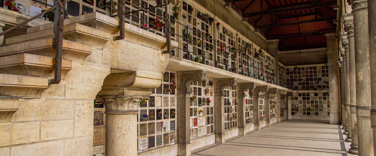 Pere Lachaise Cemetery featuring interior views