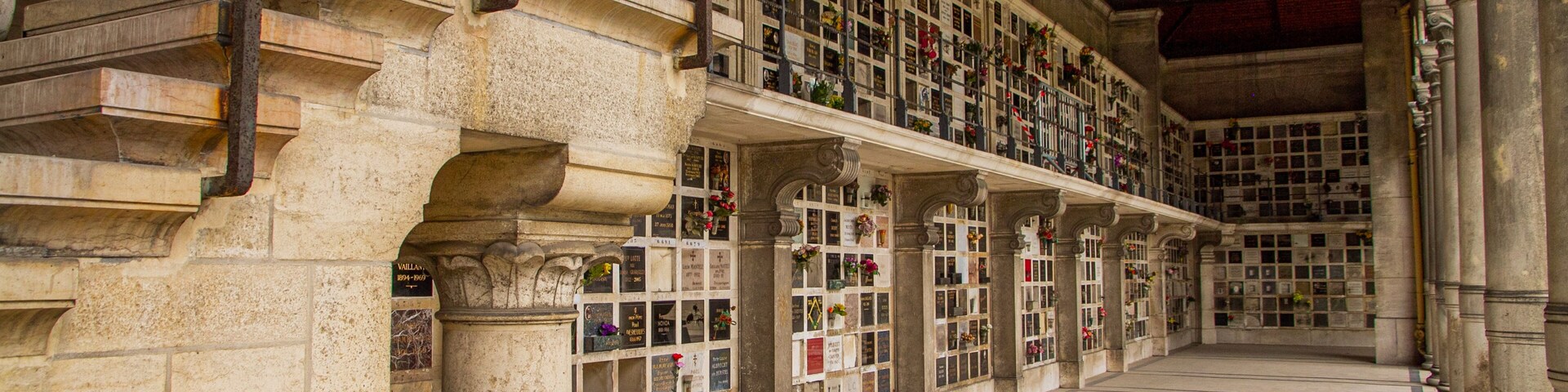Pere Lachaise Cemetery featuring interior views