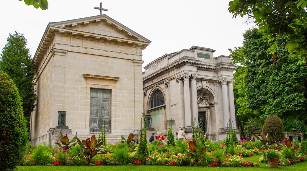 Cimetière du Père-Lachaise qui includes église ou cathédrale, cimetière et fleurs