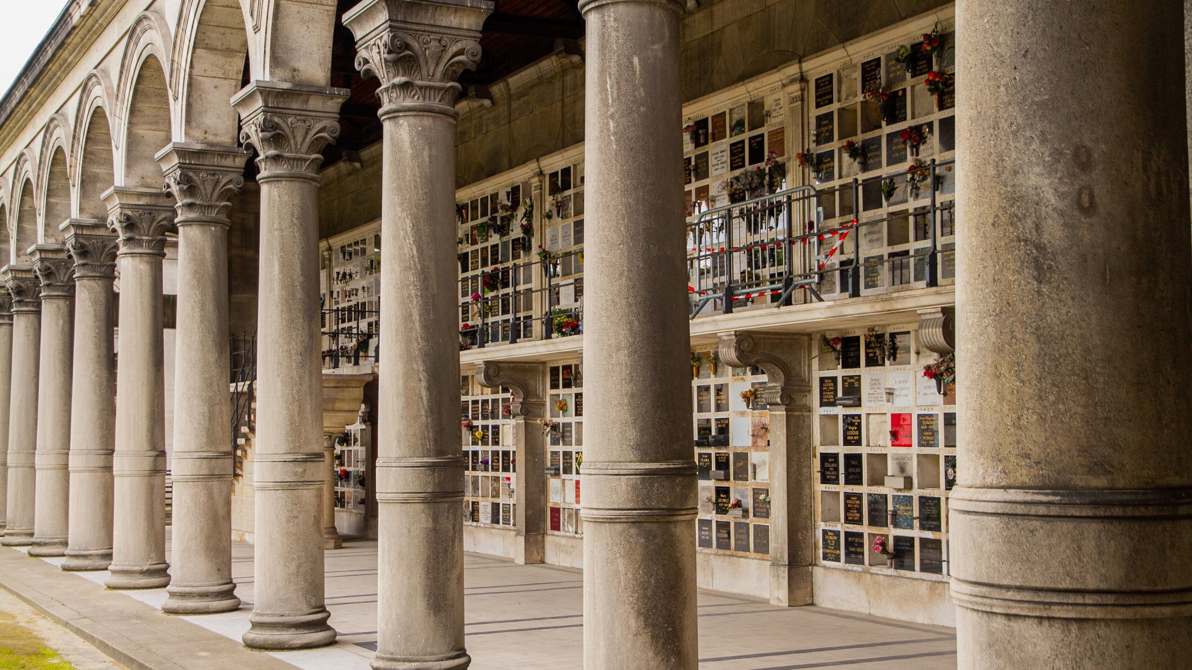 Cimitero di Père Lachaise mostrando cimitero e architettura d\'epoca