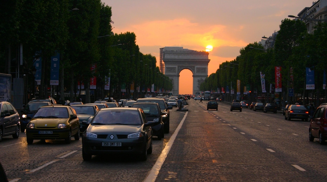 Triumfbuen fasiliteter samt by, gatescener og historisk arkitektur