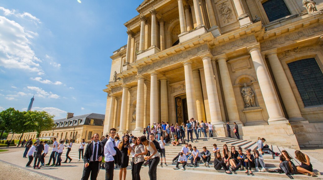 Les Invalides welches beinhaltet Straßenszenen und historische Architektur sowie große Menschengruppe