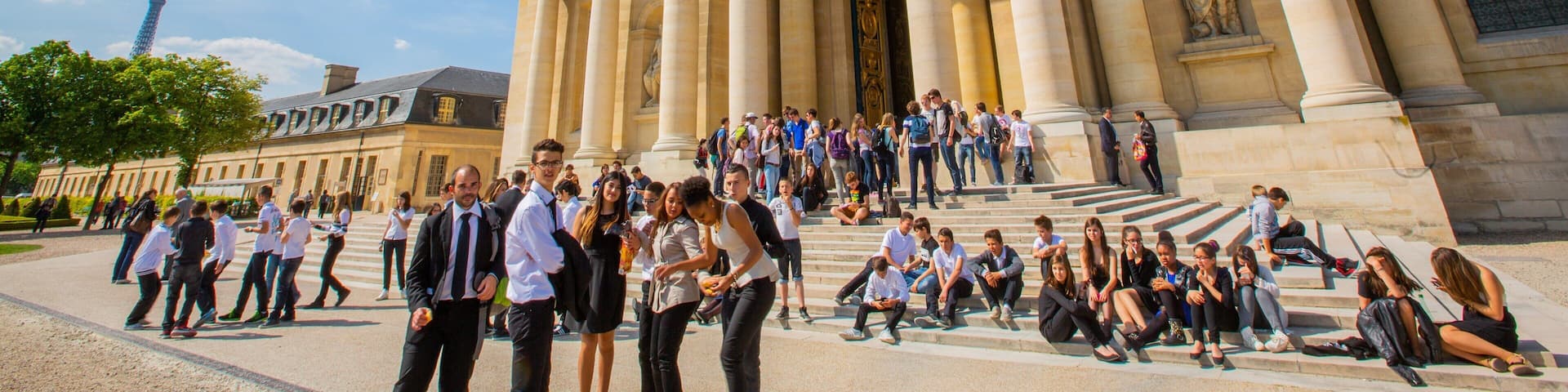 Les Invalides welches beinhaltet Straßenszenen und historische Architektur sowie große Menschengruppe
