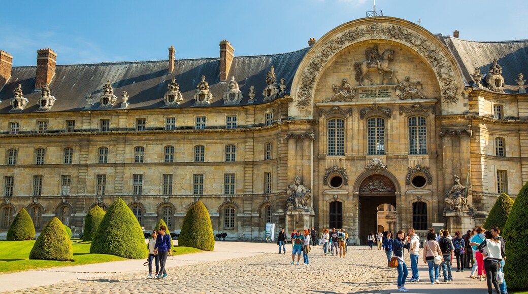 Les Invalides showing heritage architecture as well as a small group of people