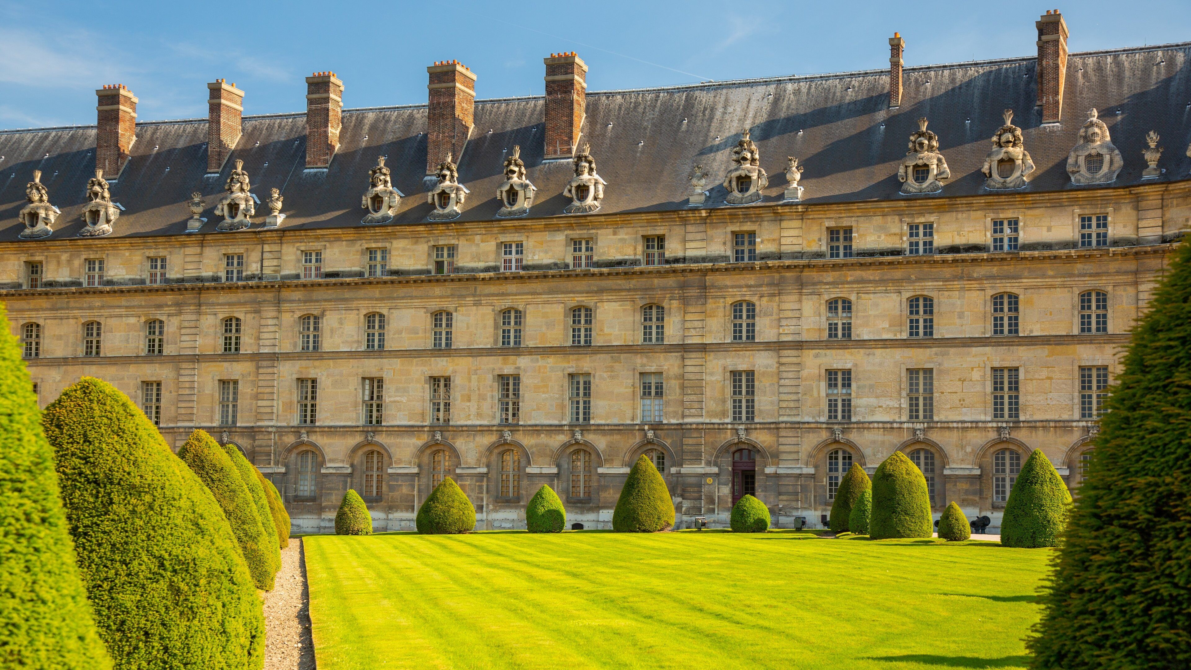Les Invalides which includes a garden and heritage architecture