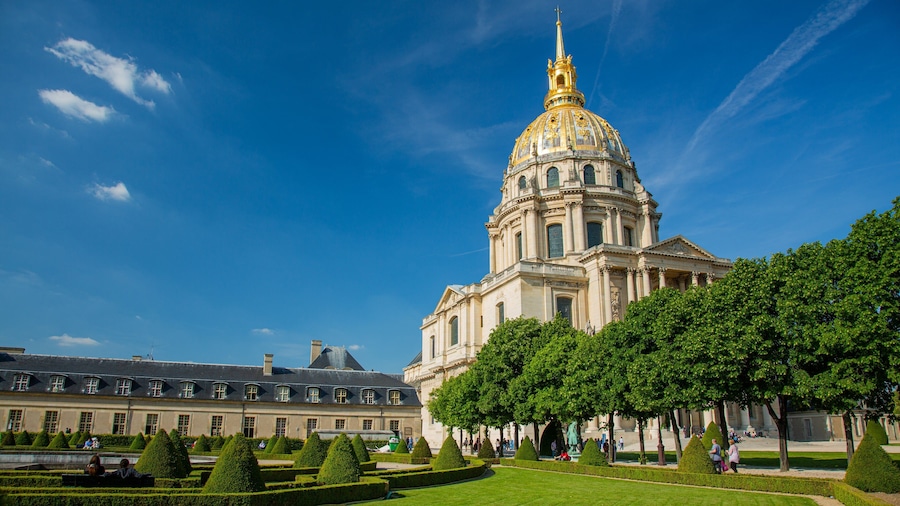 Les Invalides which includes a park, heritage architecture and a church or cathedral