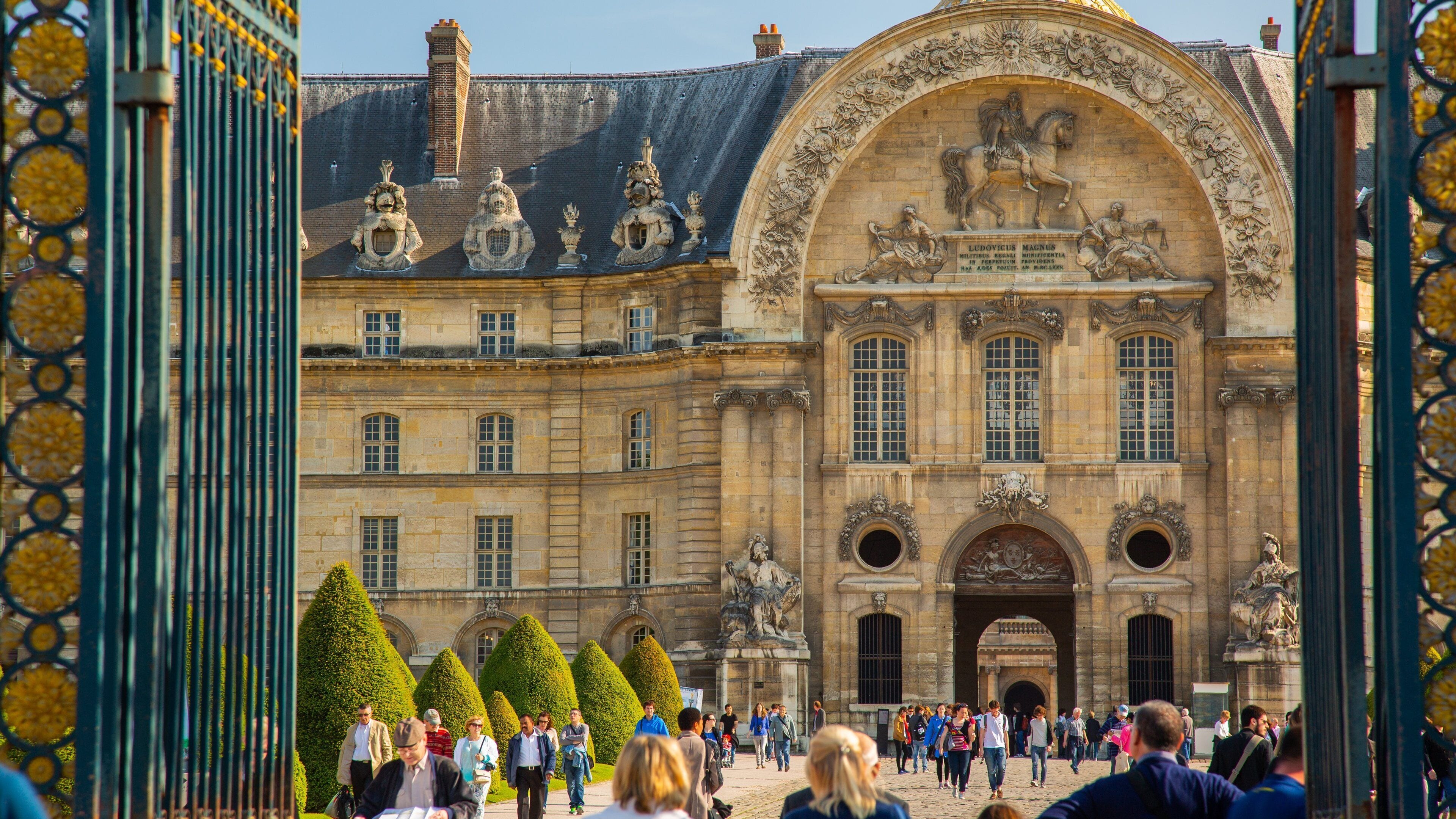 Les Invalides featuring street scenes and heritage architecture