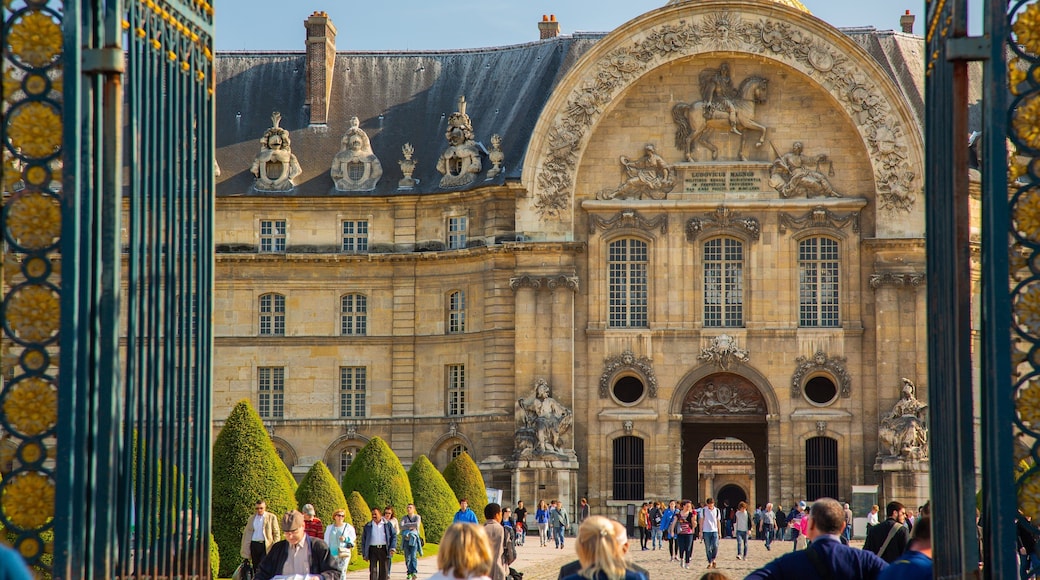 Les Invalides featuring street scenes and heritage architecture