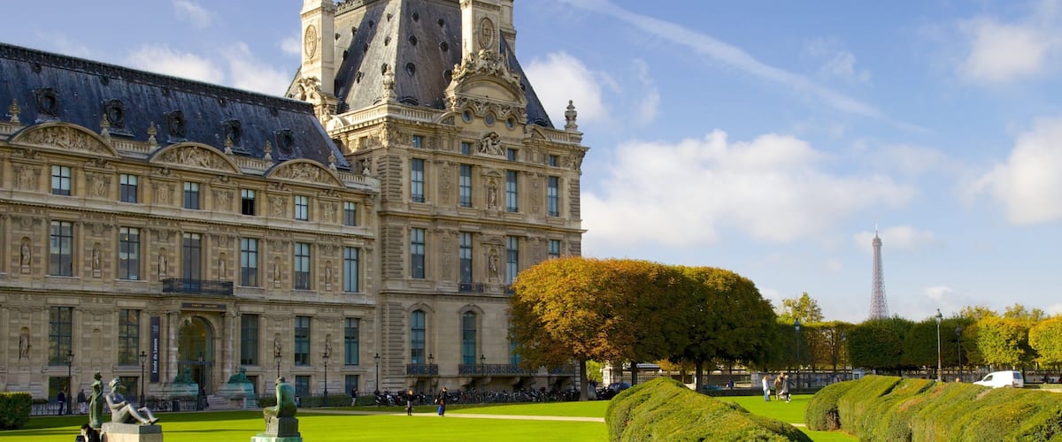 Museu do Louvre caracterizando elementos de patrimônio, um jardim e arquitetura de patrimônio