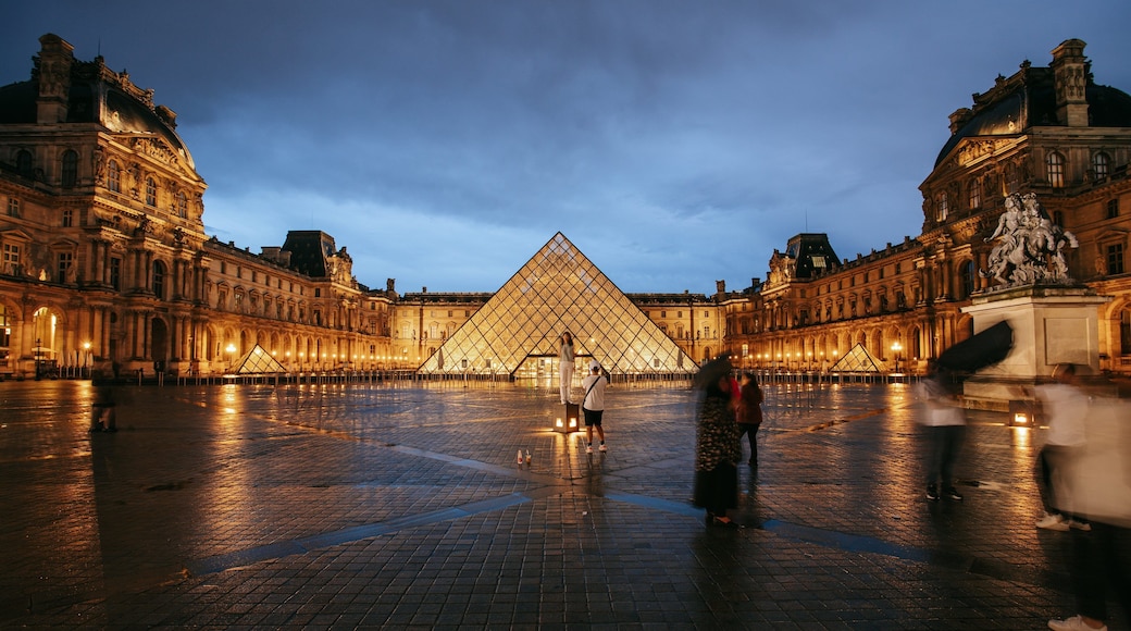 Louvre Museum which includes a square or plaza, a monument and night scenes