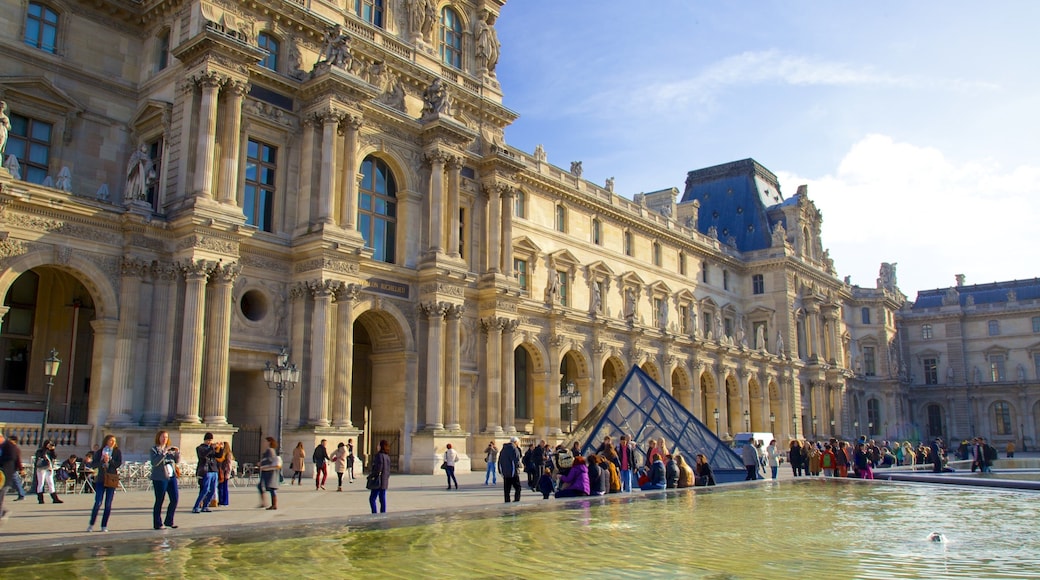 Paris City Centre which includes a fountain, street scenes and heritage architecture
