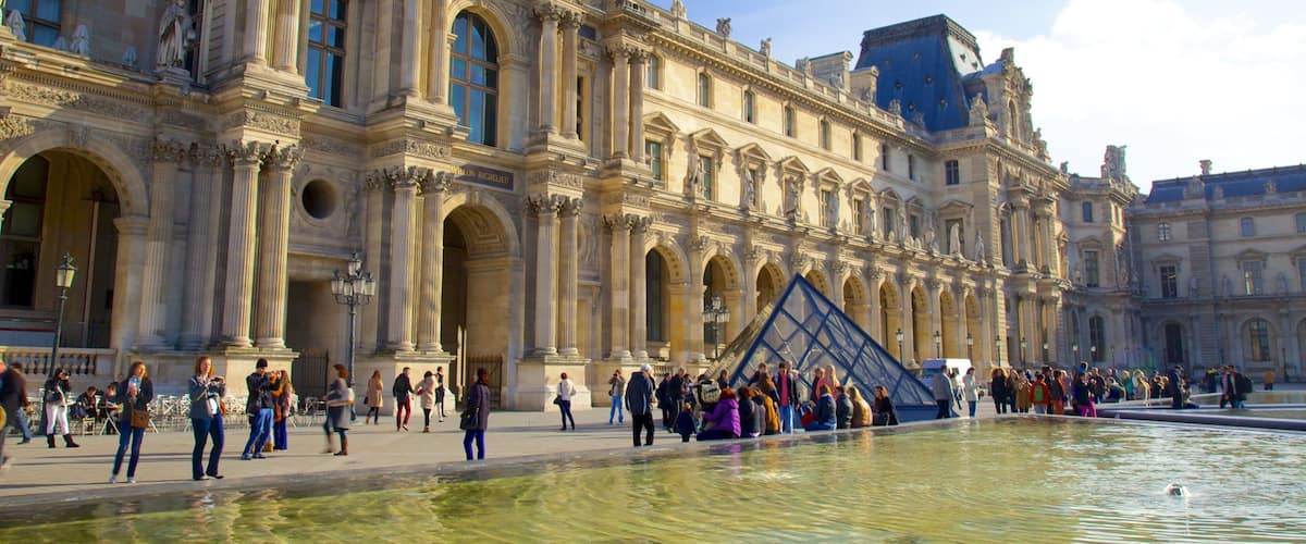 Paris City Centre which includes a fountain, street scenes and heritage architecture
