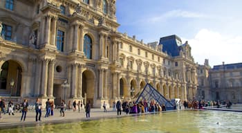Paris City Centre which includes a fountain, street scenes and heritage architecture