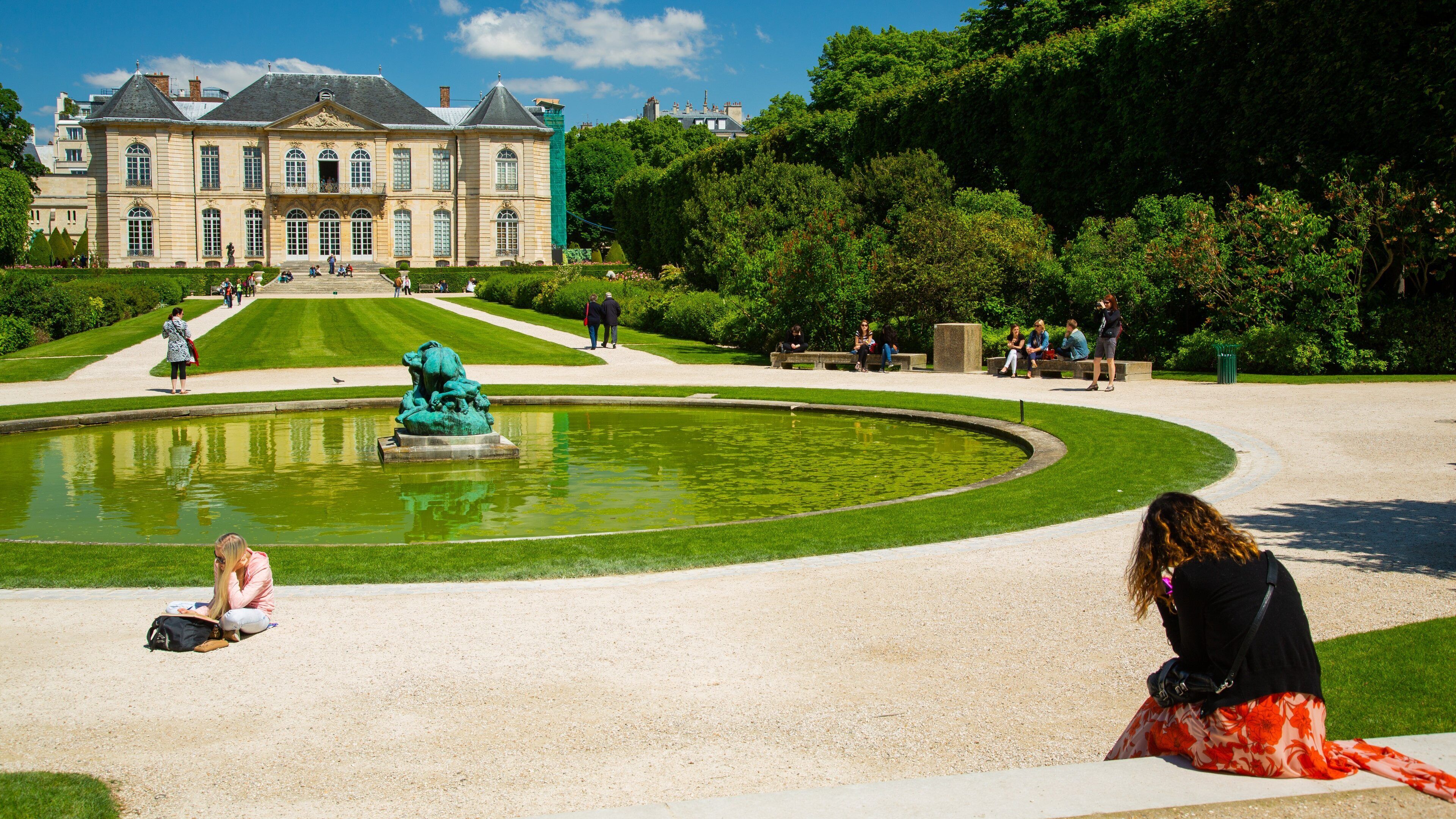Rodin Museum featuring a garden, heritage architecture and a fountain