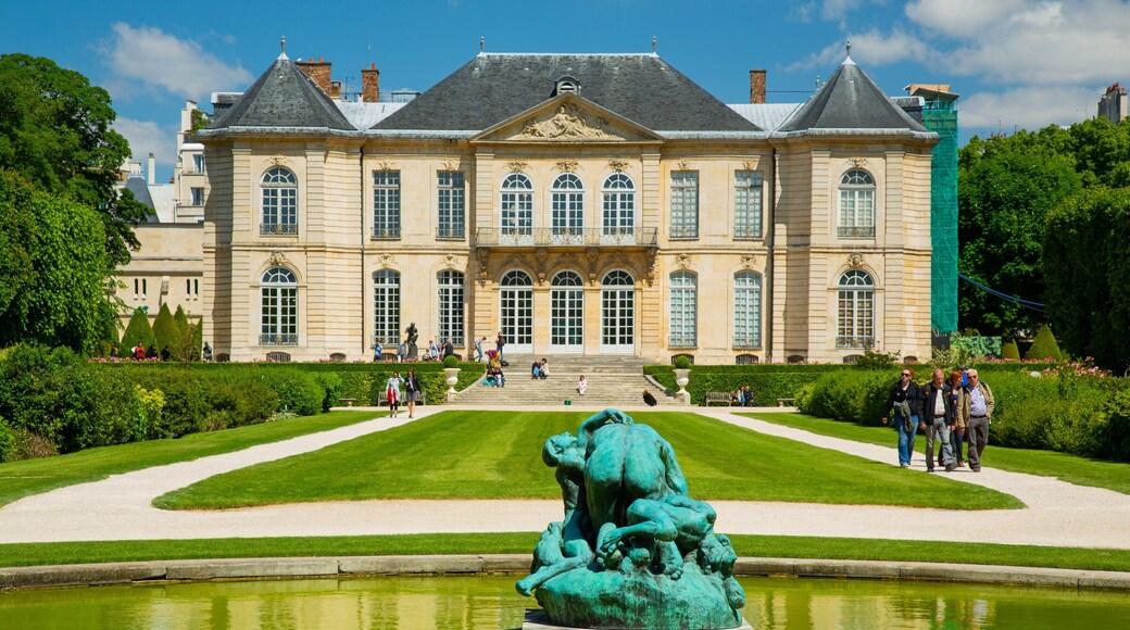 Paris das einen Garten, historische Architektur und Teich