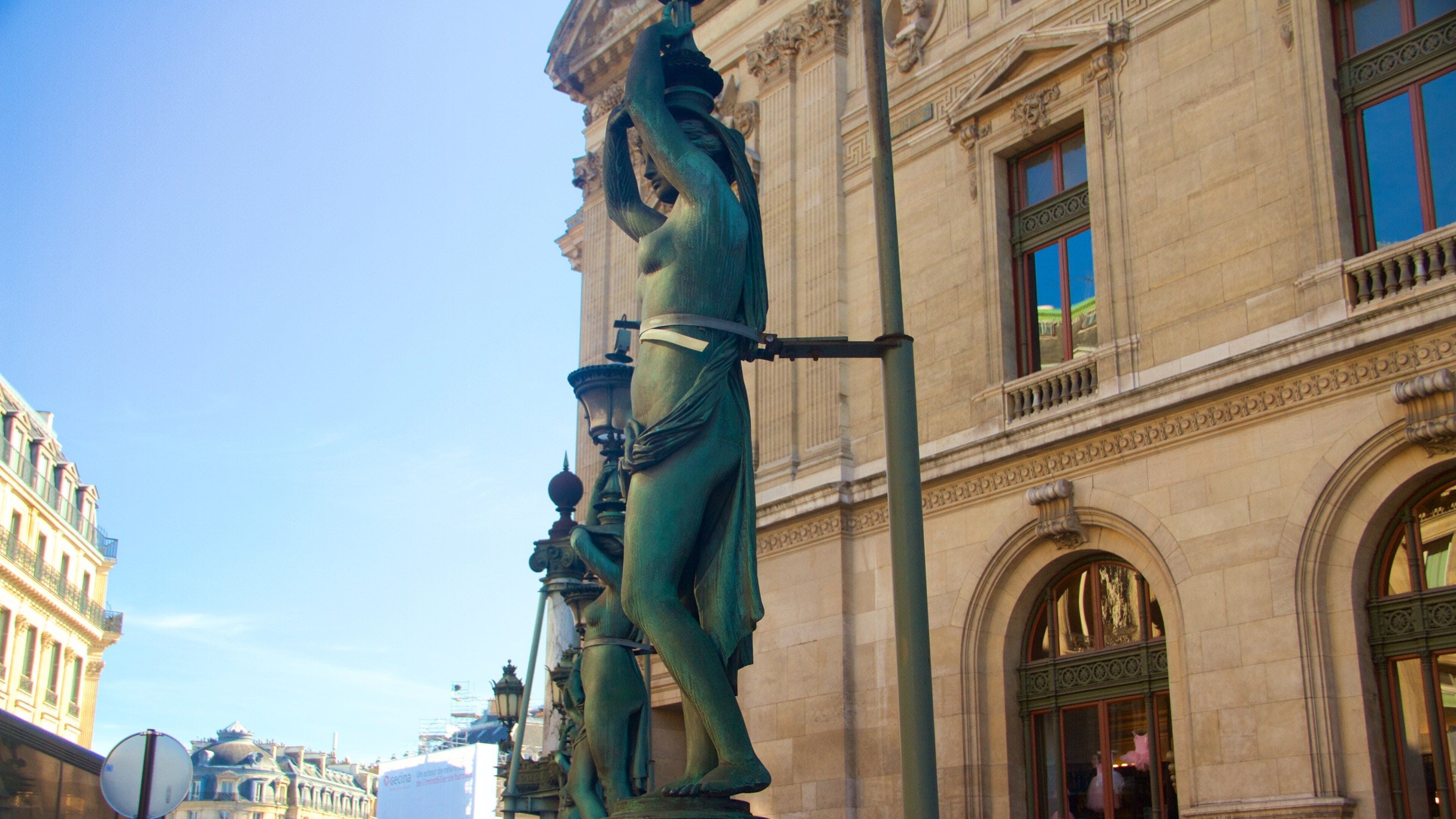 Paris mostrando elementos de patrimônio e uma estátua ou escultura