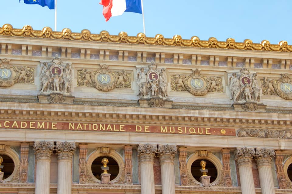La façade de l’Académie nationale de musique, ornée de sculptures et de colonnes.