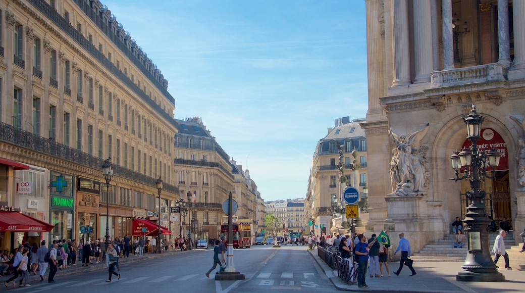 Paris que inclui uma cidade, elementos de patrimônio e cenas de rua