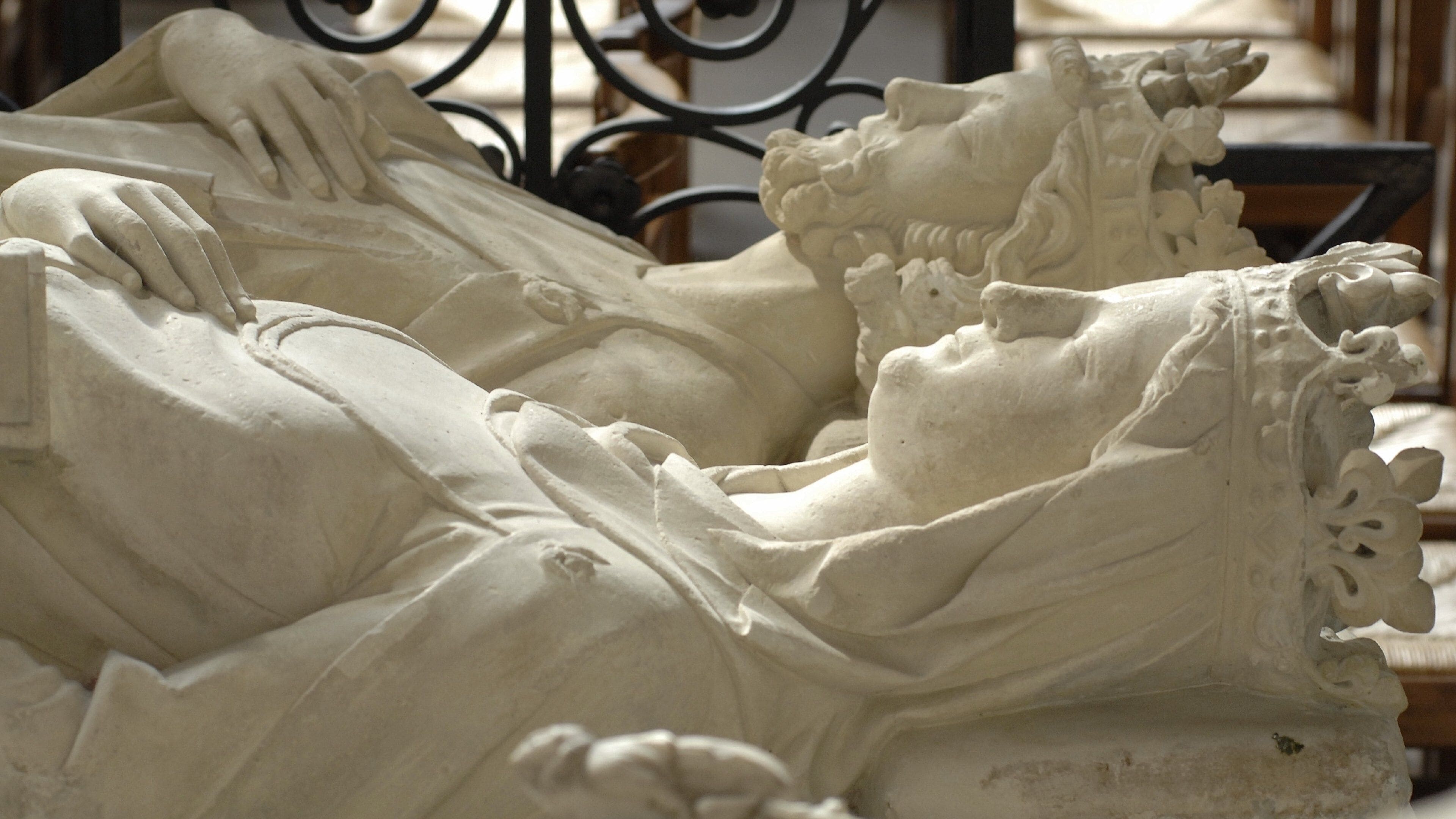 Basílica de Saint-Denis que incluye una estatua o escultura