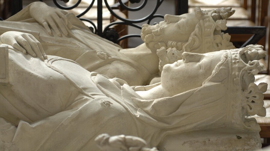 Basílica de Saint-Denis que incluye una estatua o escultura