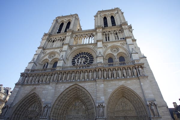 Cathédrale Notre-Dame montrant monument, ville et église ou cathédrale