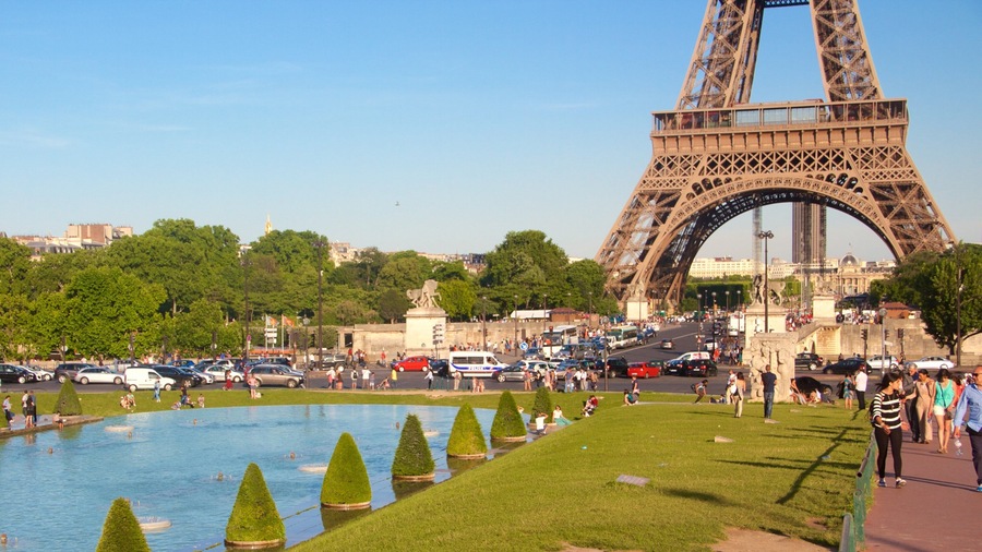 Eiffel Tower showing a park, heritage elements and a monument